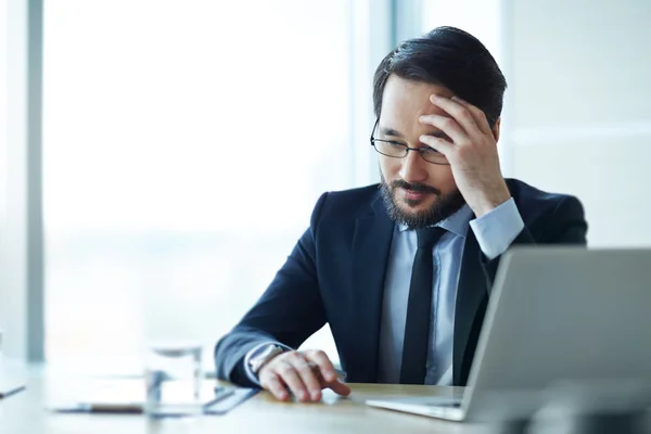 Empresario sentado en el lugar de trabajo — Foto de Stock