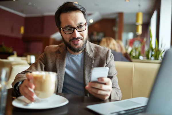 Joven Empresario con celular — Foto de Stock