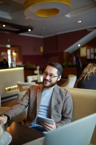 Hombre de negocios sentado con touchpad —  Fotos de Stock