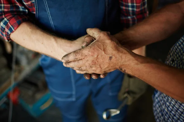 Workmen shaking hands — Stock Photo, Image