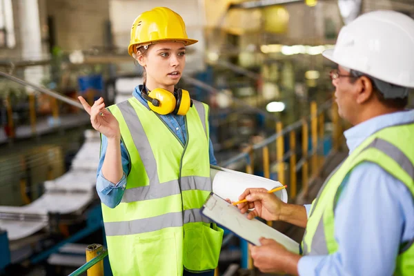 Ingenjörer i uniform och hjälmar — Stockfoto