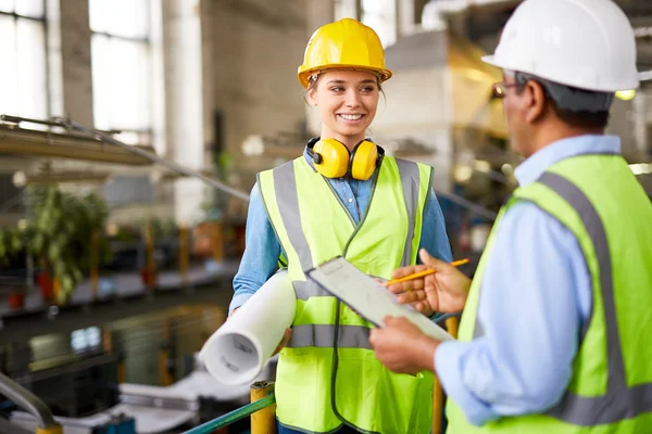 Ingenieros en cascos uniformes y protectores —  Fotos de Stock