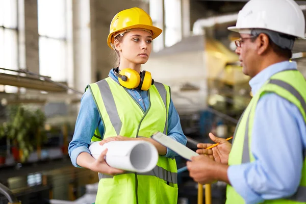 Ingenieur erklärt Details der Arbeit — Stockfoto