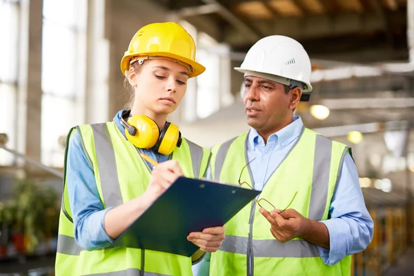 Ingenjör förklara Detaljer för arbete — Stockfoto