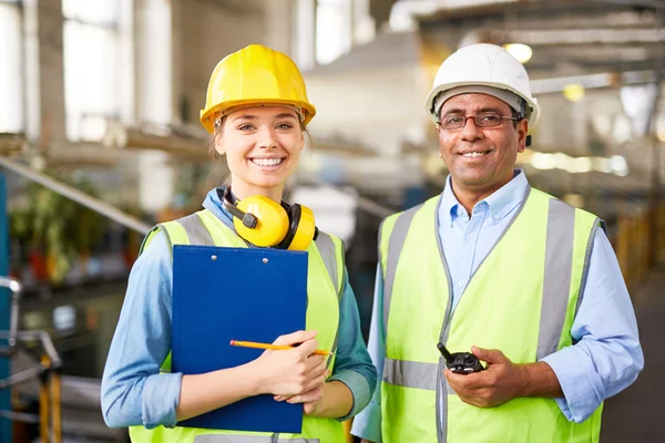 Ingeniero con su joven entrenador — Foto de Stock