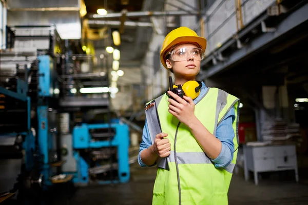 Ingenieur spricht über Walkie Talkie — Stockfoto