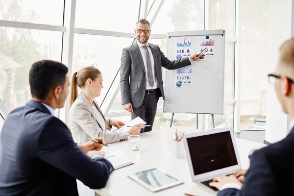 Zakenman financiële grafische presentatie — Stockfoto