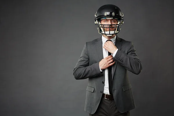 Biznesmen w kask futbolowy — Zdjęcie stockowe