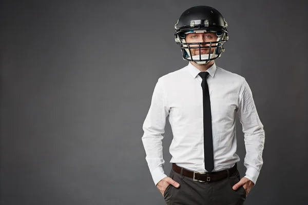 Hombre de negocios sonriente con casco — Foto de Stock