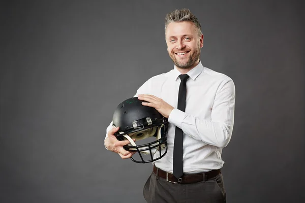 Hombre de negocios sonriente con casco —  Fotos de Stock