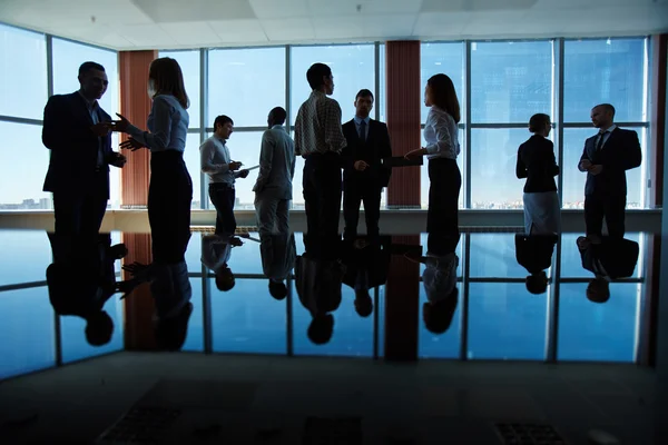 Les gens d'affaires debout au bureau — Photo