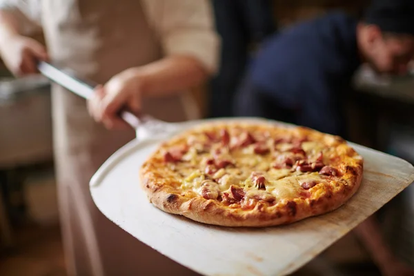 Geleneksel lezzetli pizza — Stok fotoğraf