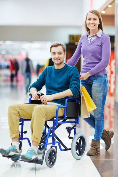 Девушка и парень в инвалидной коляске — стоковое фото