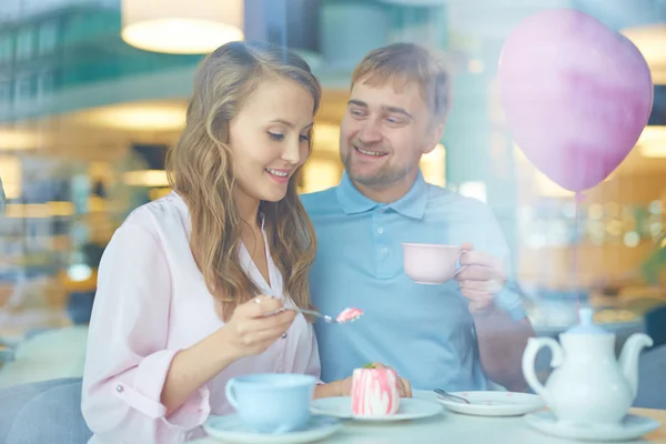 Couple en train de manger un dessert au café — Photo