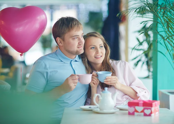 Casal beber chá e relaxar no café — Fotografia de Stock