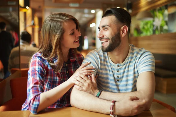 Par avkopplande i café — Stockfoto