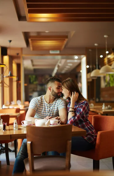 Pareja relajándose en la cafetería —  Fotos de Stock