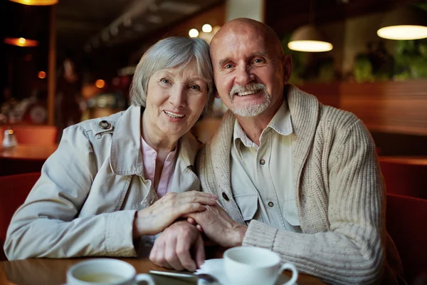 Glad äldre par — Stockfoto