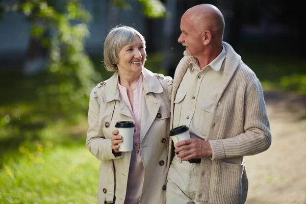 Happy seniors with drinks — Stock Photo, Image