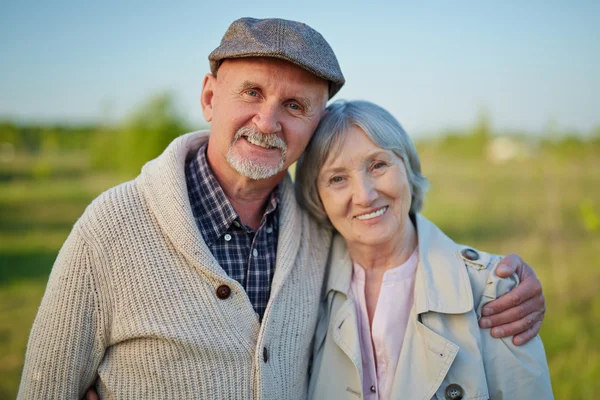 Romantische senioren in omhelzing — Stockfoto