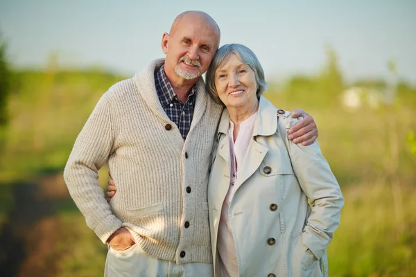 Romantiska seniorer i famn — Stockfoto