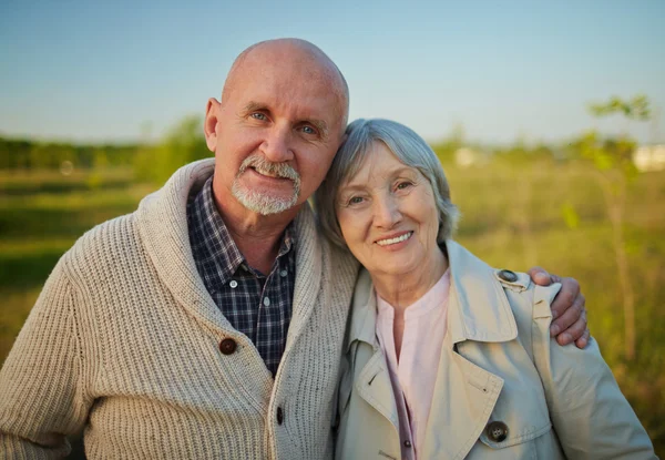 Anziani romantici in abbraccio — Foto Stock