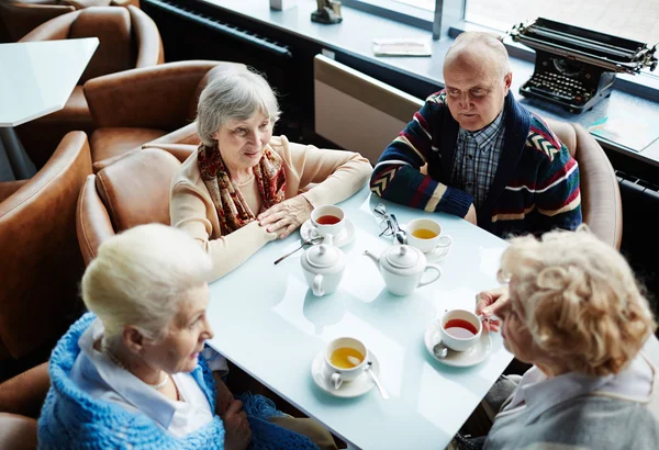 Τους ηλικιωμένους που μιλάει με τσάι — Φωτογραφία Αρχείου