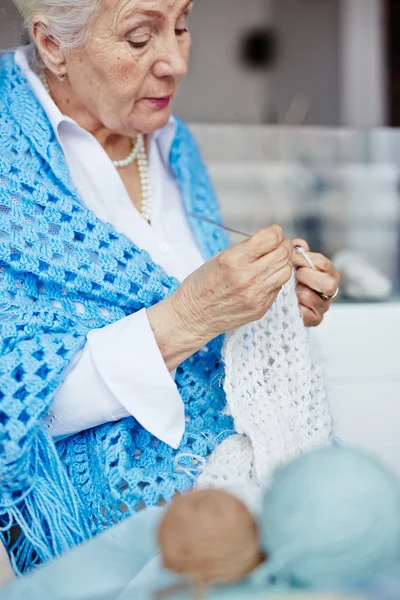 Senior vrouw breien wollen sjaal — Stockfoto