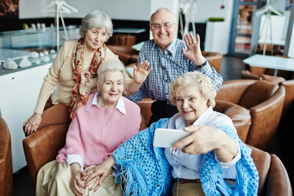 Пожилые люди со смартфоном веселятся — стоковое фото