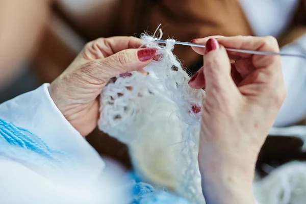 Mãos durante a tricô roupas de lã — Fotografia de Stock