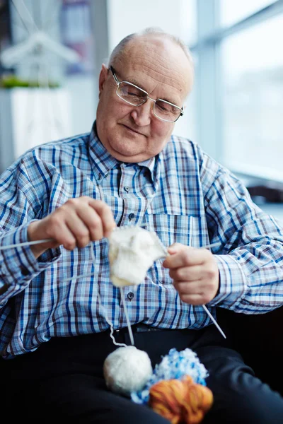 Hombre mayor tejiendo calcetines de lana — Foto de Stock