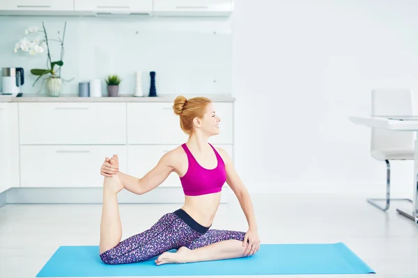 Vrouw doet yoga — Stockfoto