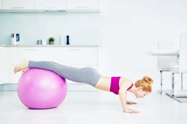 Mujer feliz haciendo ejercicio — Foto de Stock