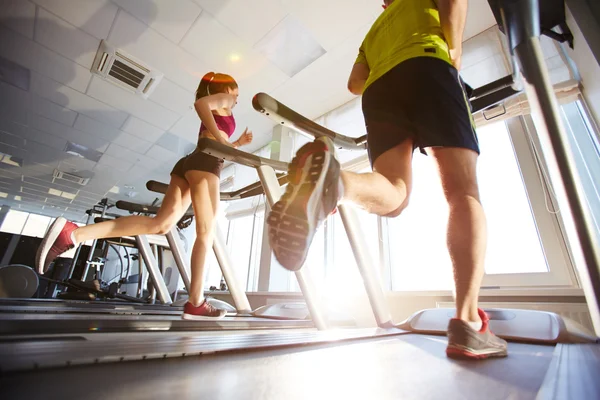 Mensen die op loopbanden lopen — Stockfoto