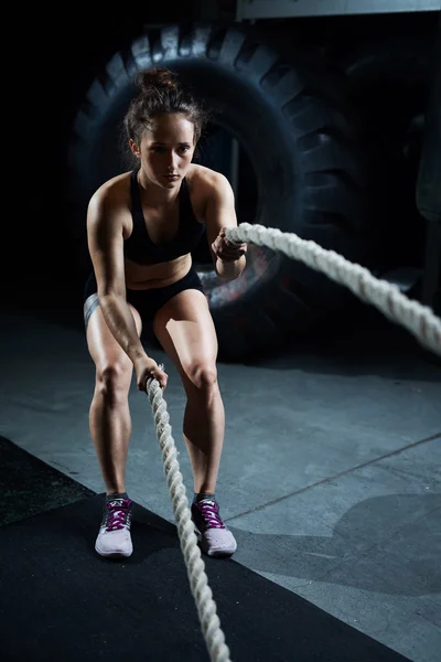 Vrouw opleiding met touwen — Stockfoto