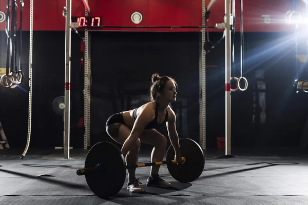 Mulher levantando pesado barbell — Fotografia de Stock