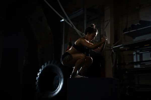 Entrenamiento de la mujer en caja de salto — Foto de Stock