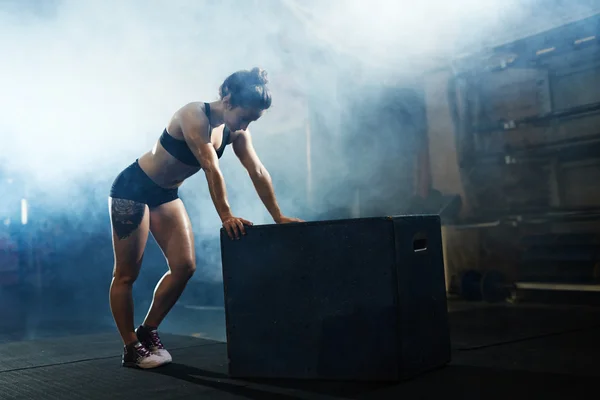 Atlama sille eğilerek kadın — Stok fotoğraf