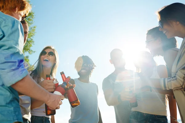 Jeunes amis avec des boissons — Photo