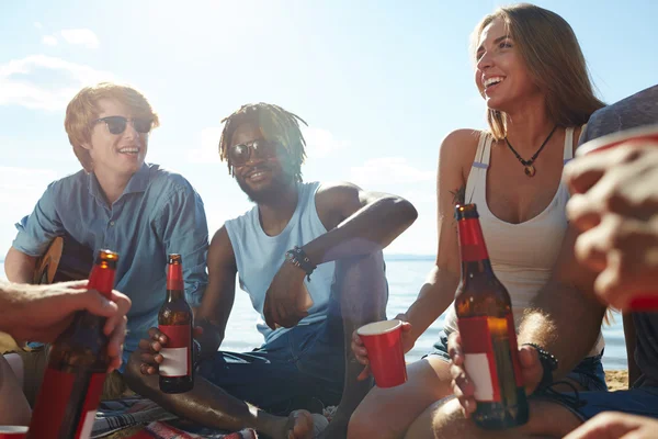 Young people with drinks — Stock Photo, Image