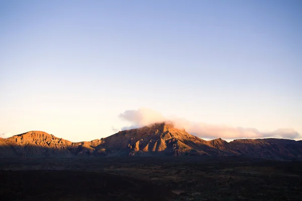 Пейзаж с вулканом или горой — стоковое фото