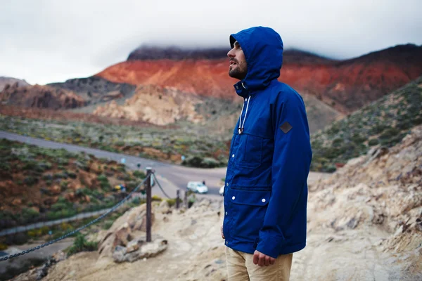 Молодой путешественник, стоящий у горы — стоковое фото