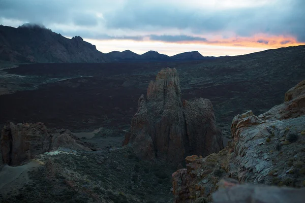 Montañas bajo cielo nublado — Foto de Stock