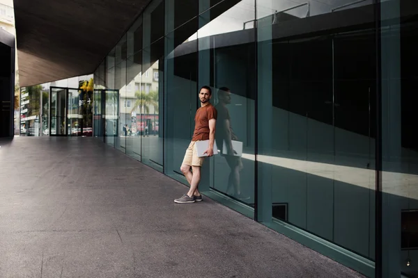 Homme debout près du bâtiment moderne — Photo