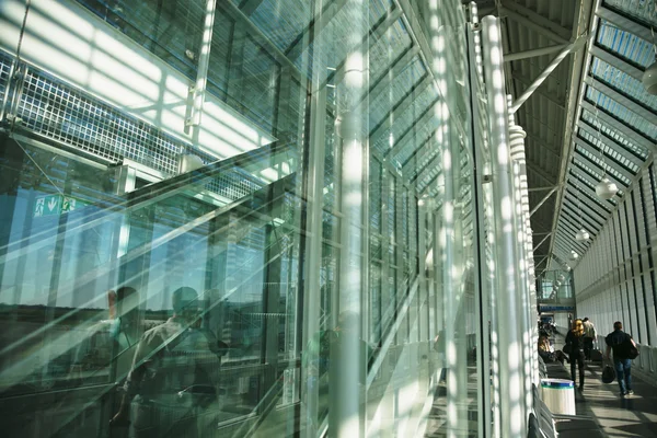 Wandelende mensen in in de moderne luchthaven — Stockfoto