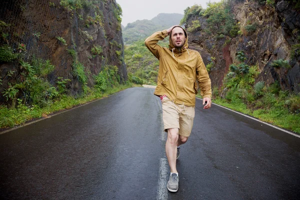 Jovem caminhando em dia chuvoso — Fotografia de Stock