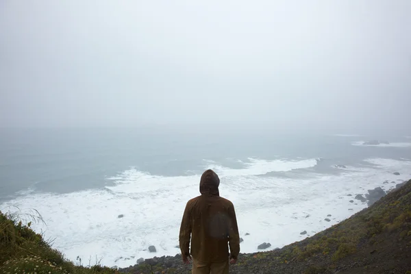 Hombre mirando al mar — Foto de Stock