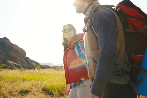 Couple de randonneurs avec sacs à dos — Photo