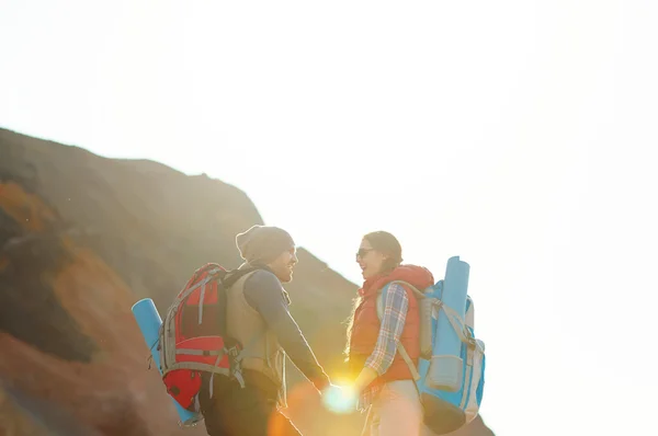 Pareja de excursionistas con mochilas — Foto de Stock