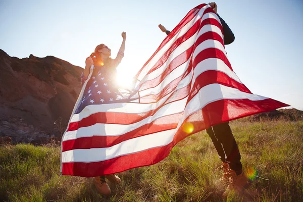 Happy patrioter med amerikanska flaggan — Stockfoto